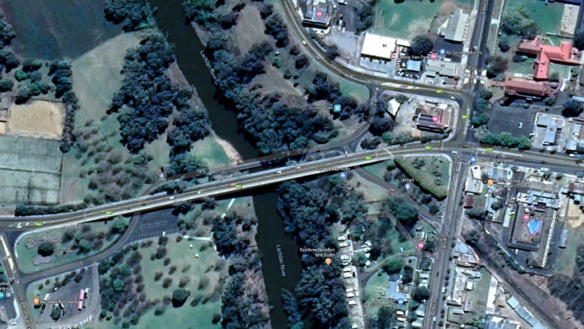 The low-level bridge runs next to the Kendal Street bridge over the Lachlan River. Source: GOOGLE MAPS