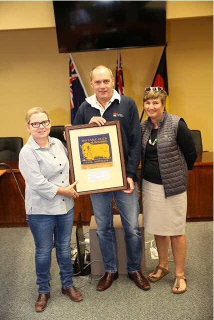 Historical find: Dubbo Rotary Club member Mark Horton presented the banner to President of Bourke Rotary Leonie Brown and secretary Meredith Thompson. Photo: Supplied. 