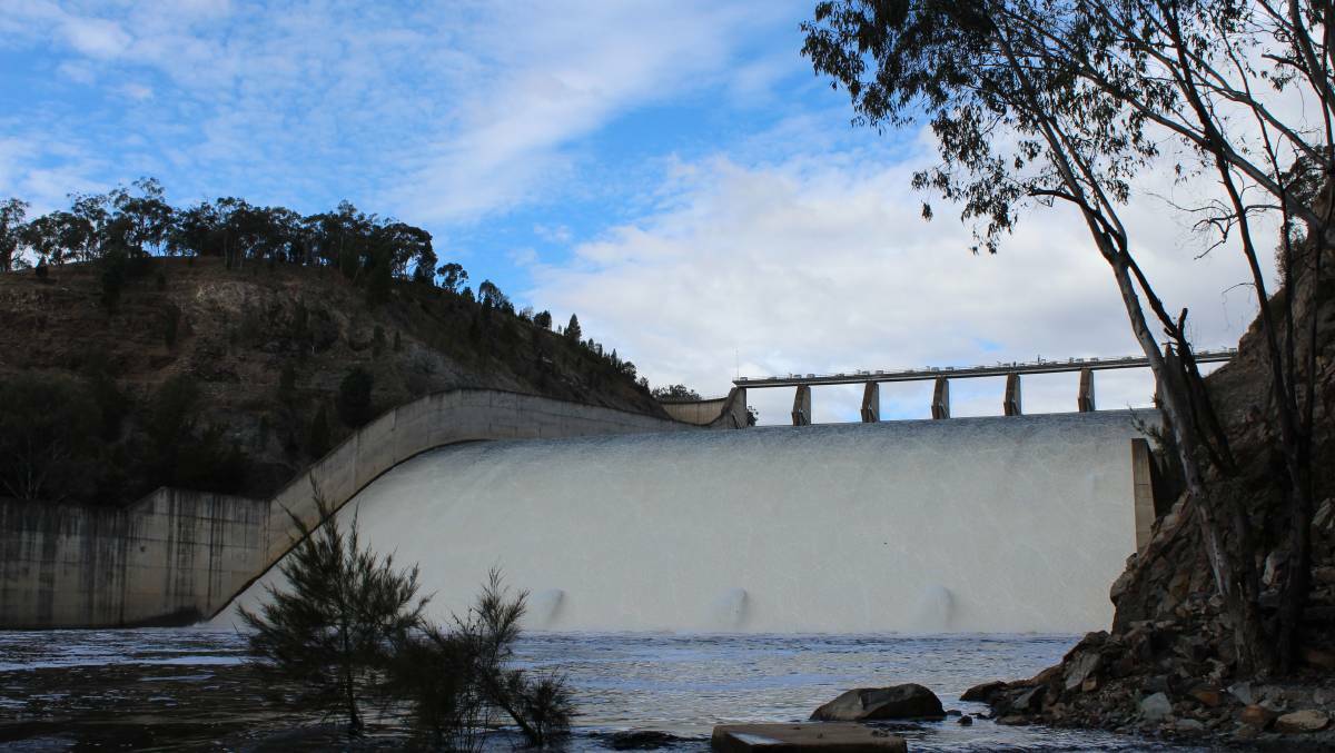 DO NOT ENTER: People are advised not to enter the water, drink untreated water or bathe in water drawn from Burrendong dam while the red alert level warning is in place. Photo: FILE