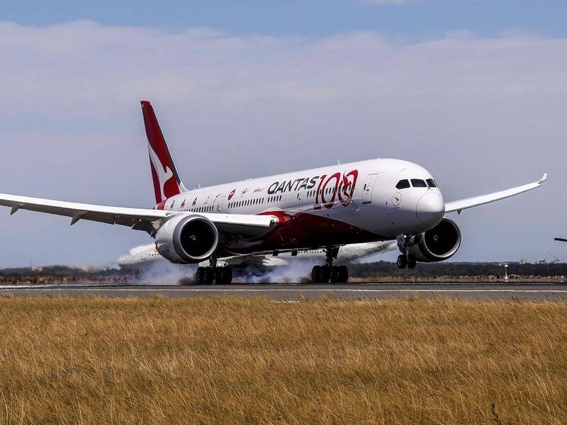 A Qantas Boeing Dreamliner has flown non-stop from London to Sydney in 19 hours and 19 minutes.
